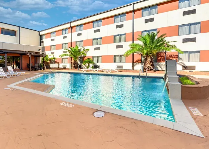 Ramada By Wyndham Houston Intercontinental Airport South Hotel